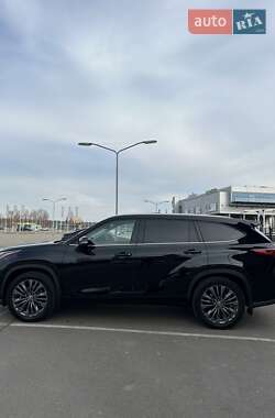 Внедорожник / Кроссовер Toyota Highlander 2022 в 