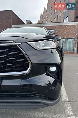 Внедорожник / Кроссовер Toyota Highlander 2022 в 