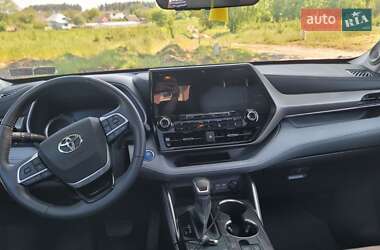 Внедорожник / Кроссовер Toyota Highlander 2022 в 