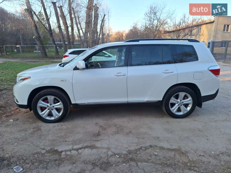Внедорожник / Кроссовер Toyota Highlander 2011 в Килии