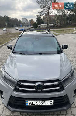 Внедорожник / Кроссовер Toyota Highlander 2017 в 