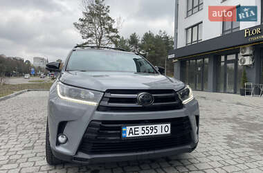 Внедорожник / Кроссовер Toyota Highlander 2017 в 
