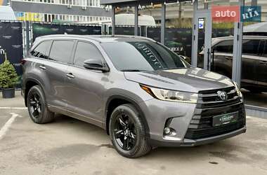 Внедорожник / Кроссовер Toyota Highlander 2019 в 