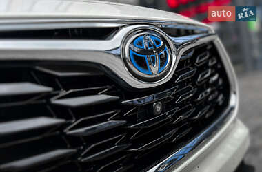 Внедорожник / Кроссовер Toyota Highlander 2020 в 