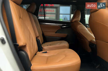 Внедорожник / Кроссовер Toyota Highlander 2020 в 