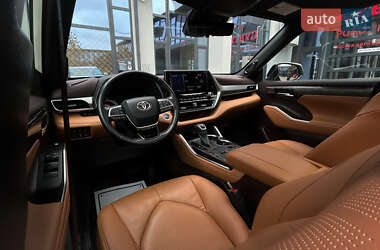 Внедорожник / Кроссовер Toyota Highlander 2020 в 