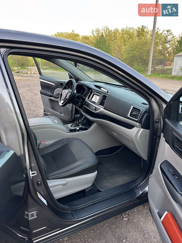 Позашляховик / Кросовер Toyota Highlander 2017 в Дніпрі