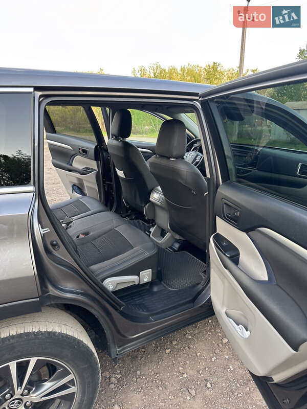Позашляховик / Кросовер Toyota Highlander 2017 в Дніпрі