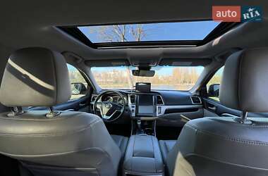 Позашляховик / Кросовер Toyota Highlander 2017 в 