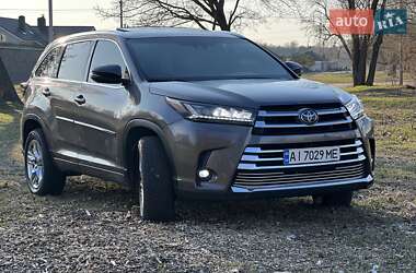 Позашляховик / Кросовер Toyota Highlander 2017 в 