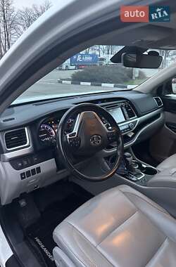 Позашляховик / Кросовер Toyota Highlander 2017 в 