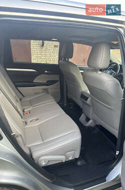 Внедорожник / Кроссовер Toyota Highlander 2019 в 