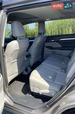 Внедорожник / Кроссовер Toyota Highlander 2015 в 