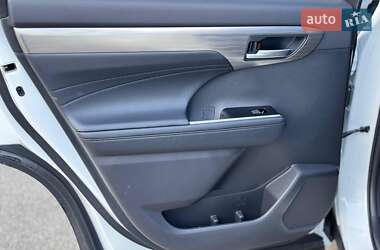 Позашляховик / Кросовер Toyota Highlander 2024 в 