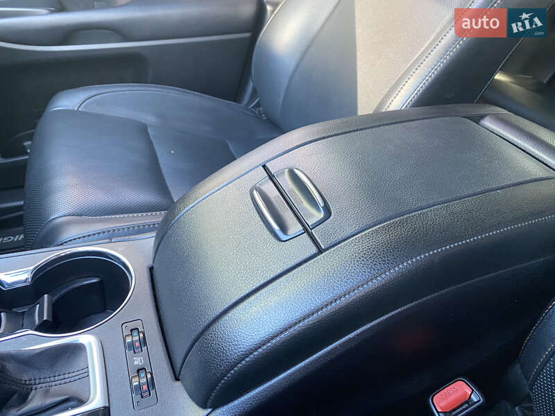 Позашляховик / Кросовер Toyota Highlander 2019 в Дніпрі