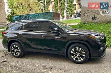 Позашляховик / Кросовер Toyota Highlander 2021 в 