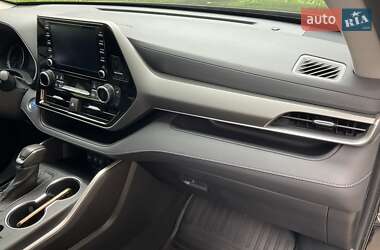 Позашляховик / Кросовер Toyota Highlander 2021 в 