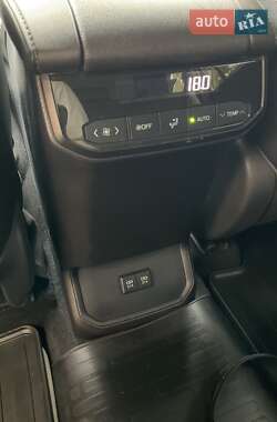 Позашляховик / Кросовер Toyota Highlander 2021 в 