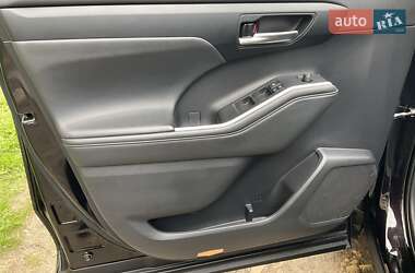 Позашляховик / Кросовер Toyota Highlander 2021 в 