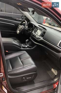 Внедорожник / Кроссовер Toyota Highlander 2017 в 
