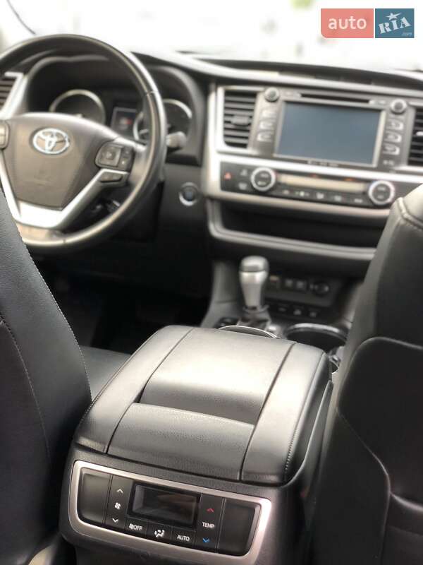 Внедорожник / Кроссовер Toyota Highlander 2017 в Киеве