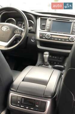Внедорожник / Кроссовер Toyota Highlander 2017 в 