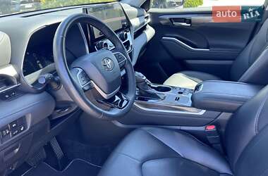Позашляховик / Кросовер Toyota Highlander 2023 в 