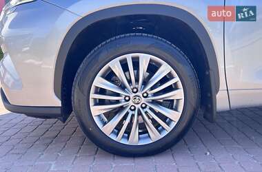 Позашляховик / Кросовер Toyota Highlander 2023 в 