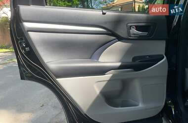 Внедорожник / Кроссовер Toyota Highlander 2016 в 