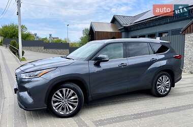 Позашляховик / Кросовер Toyota Highlander 2021 в 