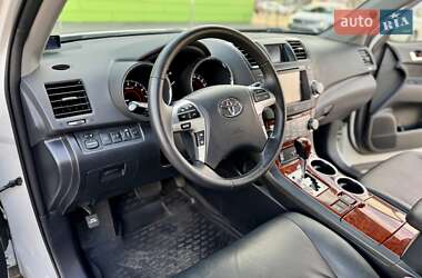 Позашляховик / Кросовер Toyota Highlander 2013 в 