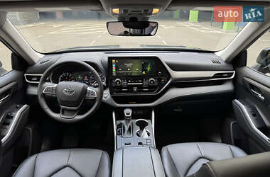Позашляховик / Кросовер Toyota Highlander 2023 в 