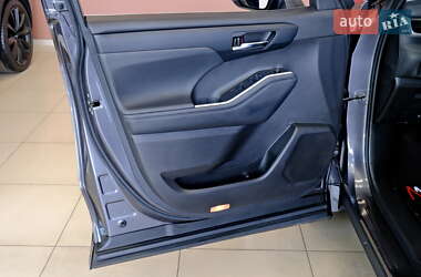 Внедорожник / Кроссовер Toyota Highlander 2023 в 