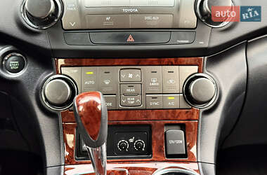 Внедорожник / Кроссовер Toyota Highlander 2012 в 