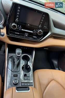 Позашляховик / Кросовер Toyota Highlander 2020 в 