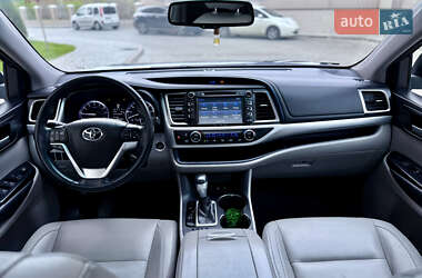 Внедорожник / Кроссовер Toyota Highlander 2016 в 