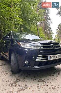 Позашляховик / Кросовер Toyota Highlander 2016 в 