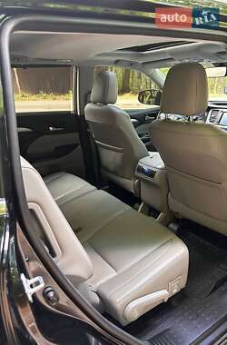 Позашляховик / Кросовер Toyota Highlander 2016 в 