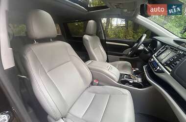 Позашляховик / Кросовер Toyota Highlander 2016 в 