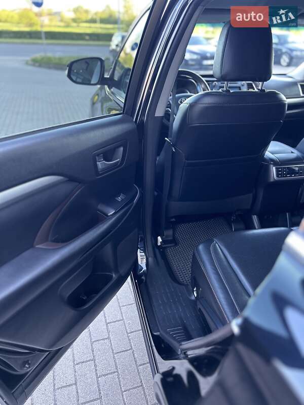 Внедорожник / Кроссовер Toyota Highlander 2017 в Киеве