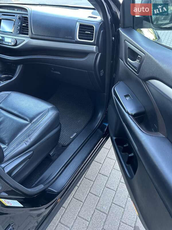 Внедорожник / Кроссовер Toyota Highlander 2017 в Киеве
