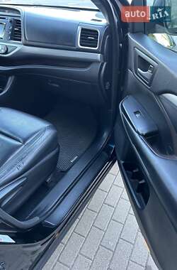 Внедорожник / Кроссовер Toyota Highlander 2017 в 