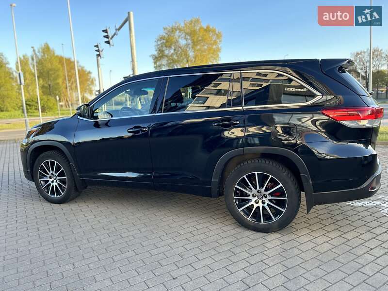 Внедорожник / Кроссовер Toyota Highlander 2017 в Киеве