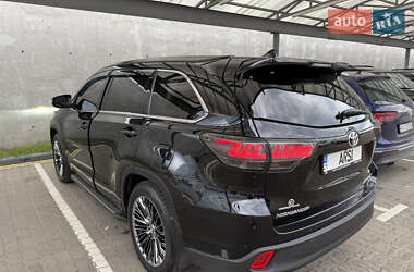 Позашляховик / Кросовер Toyota Highlander 2014 в 