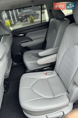 Внедорожник / Кроссовер Toyota Highlander 2023 в 