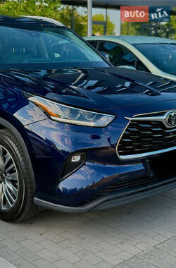 Внедорожник / Кроссовер Toyota Highlander 2022 в Ровно