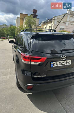 Внедорожник / Кроссовер Toyota Highlander 2019 в 