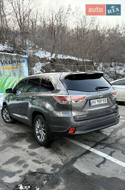 Позашляховик / Кросовер Toyota Highlander 2016 в 