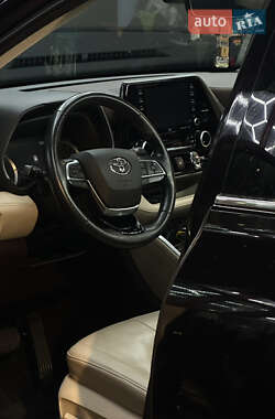 Внедорожник / Кроссовер Toyota Highlander 2020 в 