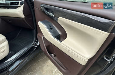 Внедорожник / Кроссовер Toyota Highlander 2020 в 